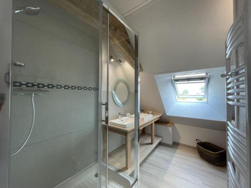 y baño con ducha, lavabo y espejo. en Gîte Blomard, 8 pièces, 12 personnes - FR-1-489-465, en Blomard