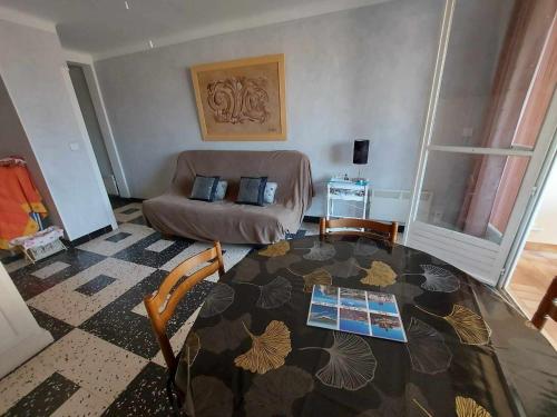 un salon avec une table et un canapé dans l'établissement Studio lumineux près de la plage, 4 pers, parking privé, terrasse – Grau d'Agde - FR-1-423-287, au Grau-dʼAgde