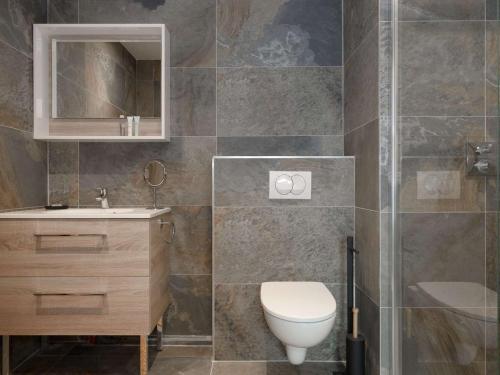 une salle de bain avec toilettes, lavabo et miroir dans l'établissement Appart. 65m² 6 pers - 2 Chambres - Au pied des pistes - Parking et WiFi - FR-1-631-159, à Courchevel