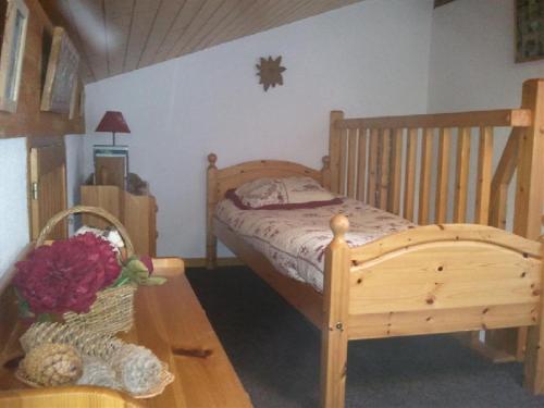 - une chambre avec un lit en bois et une table en bois dans l'établissement Appartement cosy pour 6 pers. avec mezzanine à Crest-Voland, proche pistes et commerces - FR-1-733-137, à Crest-Voland