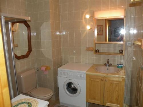 une salle de bain avec une machine à laver et un lavabo dans l'établissement Appartement cosy pour 6 pers. avec mezzanine à Crest-Voland, proche pistes et commerces - FR-1-733-137, à Crest-Voland