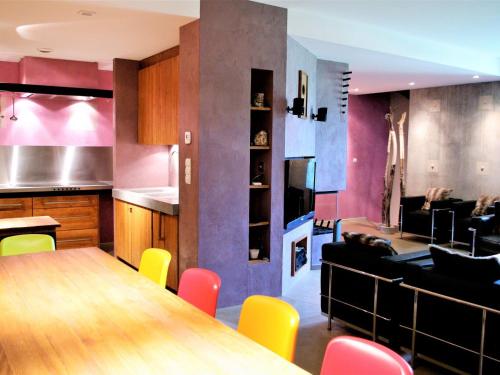 une cuisine et une salle à manger avec une table et des chaises dans l'établissement Chalet moderne, spacieux et proche des pistes - 12 pers. - FR-1-267-259, à Villarembert