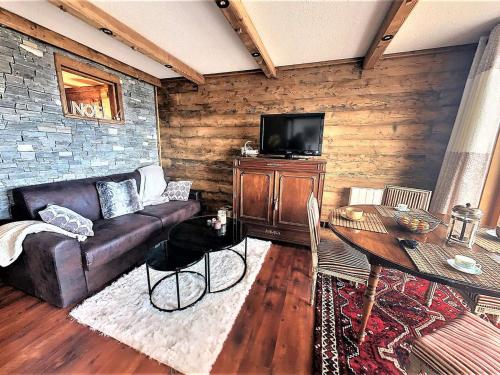 Appartement rénové avec balcon, au pied des pistes, piscine chauffée, proche télésiège et commerces - FR-1-267-258