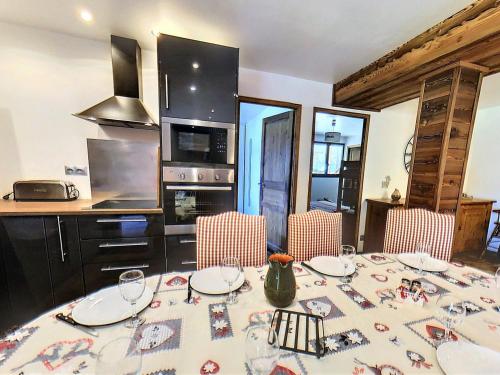 - une salle à manger avec une table et des verres à vin dans l'établissement Chalet 3* · 8 pers · Grand confort · Terrasse · Parking privé - FR-1-267-266, à Villarembert
