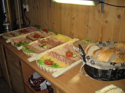 una mesa cubierta con diferentes tipos de sándwiches y pan en Pod Tatrami, en Bukowina Tatrzańska