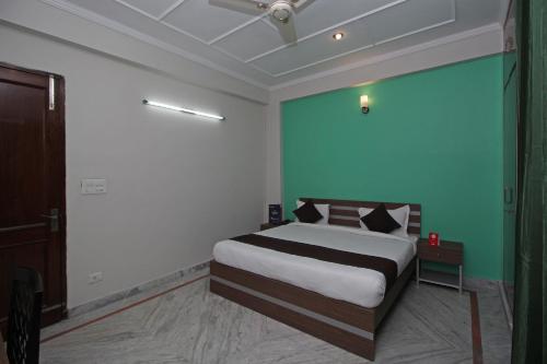Llit o llits en una habitació de OYO Flagship 9075 Petals Inn