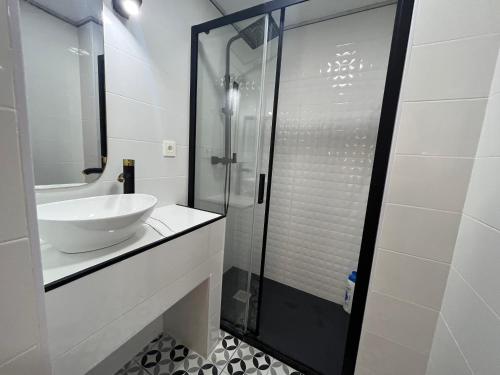 łazienka z umywalką i przeszkloną kabiną prysznicową w obiekcie BS4 suite Luxury Madrid centro w Madrycie