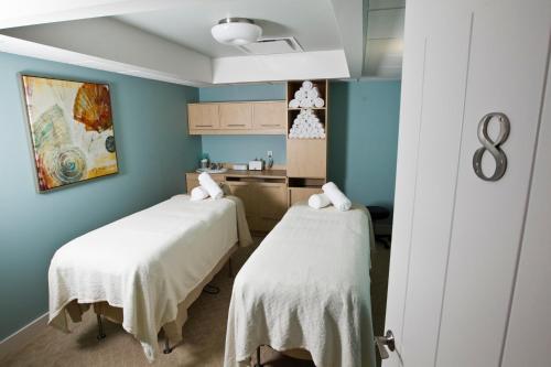 two beds in a room with blue walls at Lake Lawn Resort in Delavan