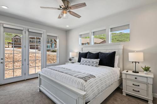 um quarto com uma cama e uma ventoinha de tecto em Mountain View House by Xquisite Rentals em Heber City