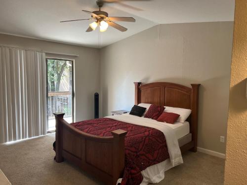 um quarto com uma cama e uma ventoinha de tecto em Lovely 1-Bedroom Townhome with Nice Amenities em Houston