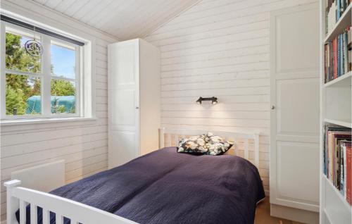 - une chambre avec un lit et une fenêtre dans l'établissement Stunning Home In Nykbing Sj With Sauna, à Nykøbing Sjælland
