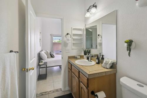 Phòng tắm tại 1 Mi to Lake Airy Home with Patio in Lake Havasu!