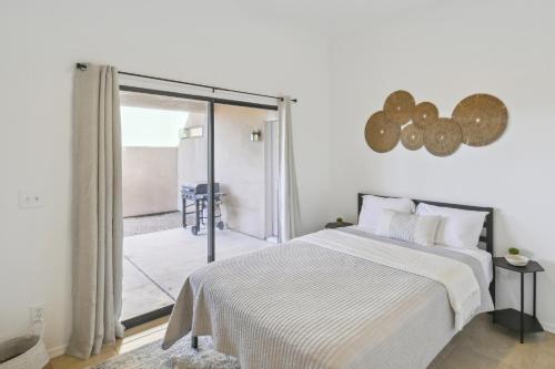 Giường trong phòng chung tại 1 Mi to Lake Airy Home with Patio in Lake Havasu!