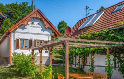 Beautiful Home In Moschendorf With 2 Bedrooms And Wifi