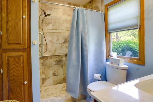 een badkamer met een toilet en een douche bij Lakefront Vandalia Home with Boat Dock and Gas Grill! in Cassopolis