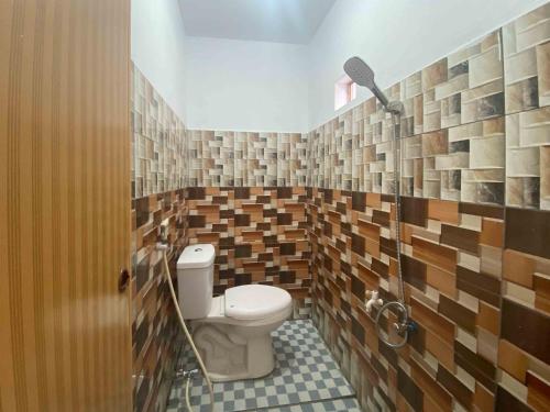Ванная комната в Guest House Hj Muriyah Syariah Slawi Mitra RedDoorz