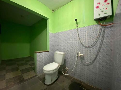 Ванная комната в Guest House Hj Muriyah Syariah Slawi Mitra RedDoorz