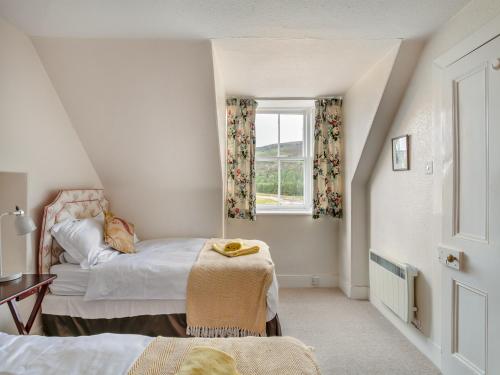 1 dormitorio con cama y ventana en Meall Darroch en Inverey