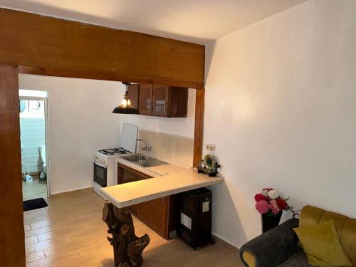 uma cozinha com um fogão e uma bancada em La pivoine jaune em Ifrane