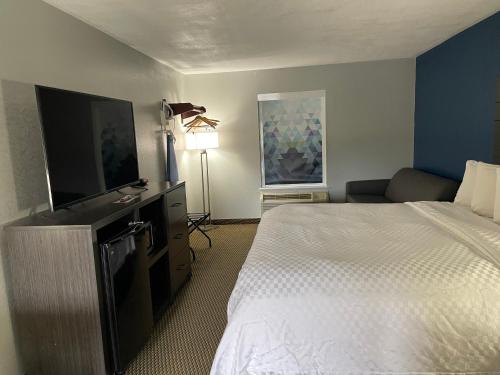 Clairmont Inn & Suites - Warren – Photos 3