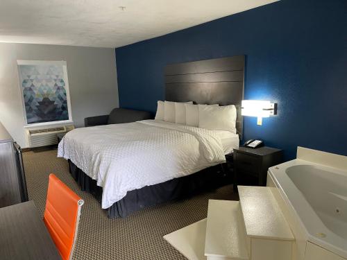 Clairmont Inn & Suites - Warren – Photos 4