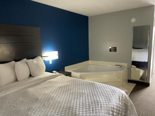 Clairmont Inn & Suites - Warren – Photos 5