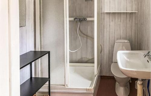 een badkamer met een douche, een wastafel en een toilet bij Awesome Home In Tors With Kitchen in Brommösund