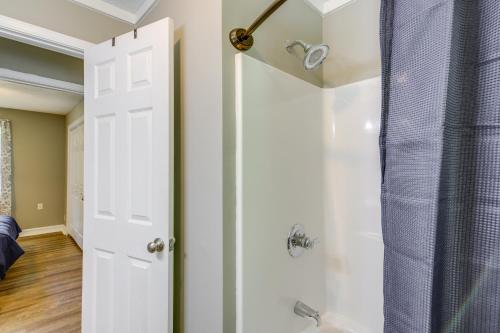 O baie la Huntsville Vacation Rental with Fire Pit