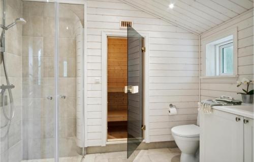 Et badeværelse på Stunning Home In Nykbing Sj With Sauna