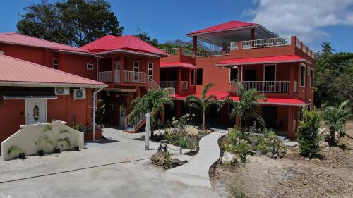 un groupe de maisons rouges aux toits rouges dans l'établissement Carolina Point Resort, à Crown Point