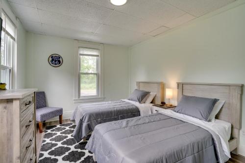 sypialnia z 2 łóżkami, biurkiem i oknem w obiekcie Upstate New York Vacation Rental with Hot Tub! 