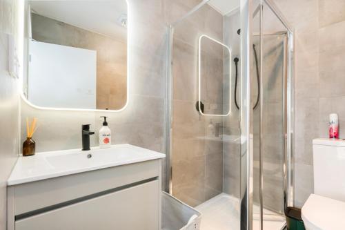 een badkamer met een douche en een wastafel bij Your home away from home located near Auckland CBD in Auckland
