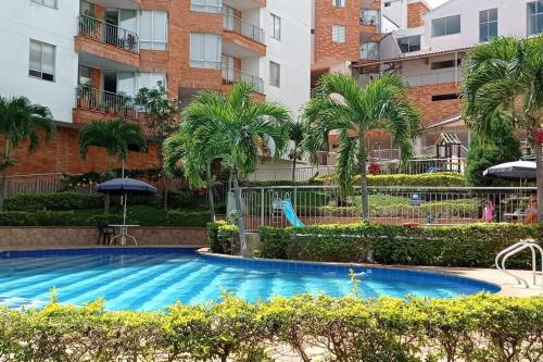 uma piscina em frente a um edifício de apartamentos em Apartamento con maravillosa vista al río Fonce em San Gil
