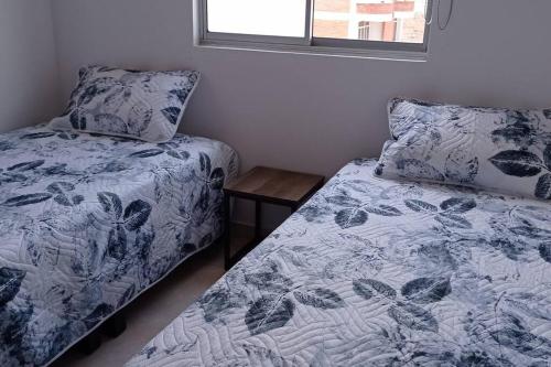 Schlafzimmer mit einem Bett, einem Kissen und einem Tisch in der Unterkunft Apartamento con maravillosa vista al río Fonce in San Gil
