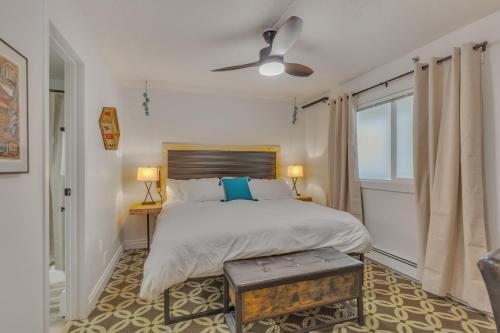 Un dormitorio con una cama grande y una ventana en Highliner Hotel - Deluxe Interior King Rooms- No View en Anchorage