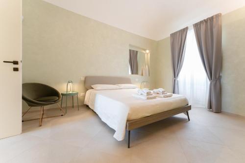 1 dormitorio con 1 cama, 1 silla y 1 ventana en 42° parallelo en Termoli
