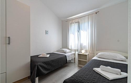 Katil atau katil-katil dalam bilik di Pet Friendly Home In Brna With Kitchen