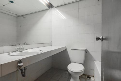 Ένα μπάνιο στο Istana Hotel Bandung Mitra RedDoorz