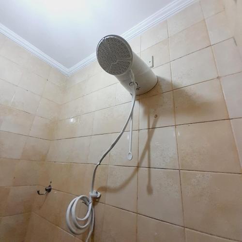 a shower with a fan in a bathroom at APTO - 1,3 km da AFONSO PENA - 3 quartos com ar condicionado in Campo Grande