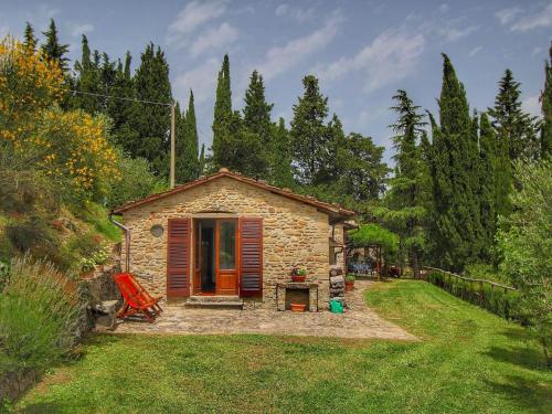 a small stone house in the middle of a yard at Cottage La Stefania near Anghiari in beautiful setting in Misciano