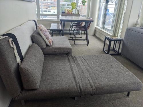 Ruang duduk di Penthouses of Beach Ave