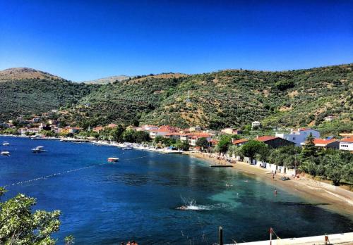 - Vistas a una playa con barcos en el agua en Murat Kaptan Apart Otel, en Gündoğdu