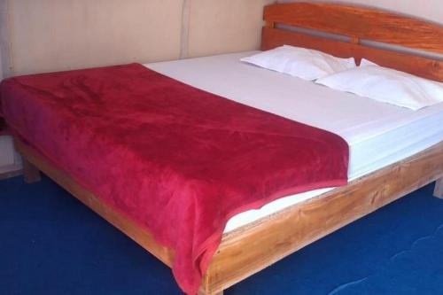 Postel nebo postele na pokoji v ubytování Penginapan puncak Dua Mitra RedDoorz