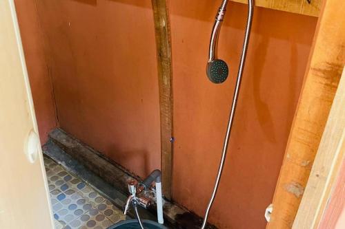 een douche in een badkamer met een wastafel bij Penginapan puncak Dua Mitra RedDoorz in Berastagi