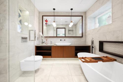 een badkamer met een bad en een wastafel bij Luxury 3 Bed House by Hyde Park, Bayswater in Londen