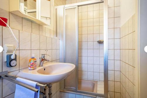 W łazience znajduje się umywalka i prysznic. w obiekcie 2 Zimmerwohnung in 88099 Neukirch ab 2 Übernachtungen w mieście Neukirch