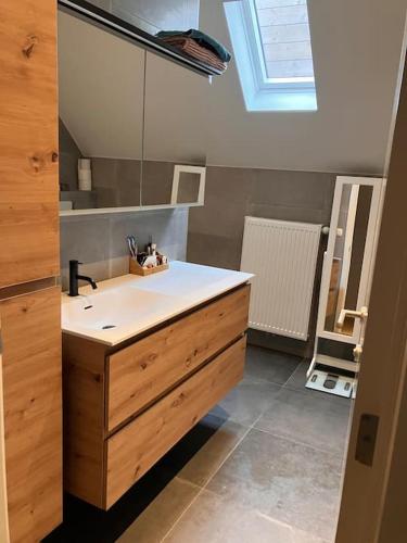 a bathroom with a sink and a mirror at Casa fontanita in Oostduinkerke