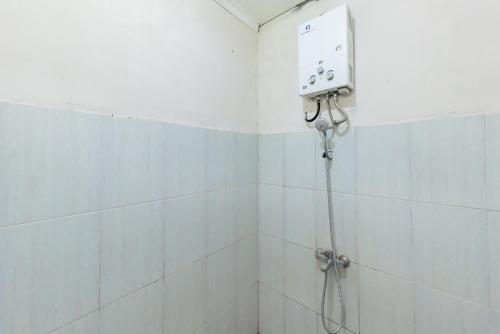 Koupelna v ubytování RedDoorz Syariah @ Gambung Ciwidey