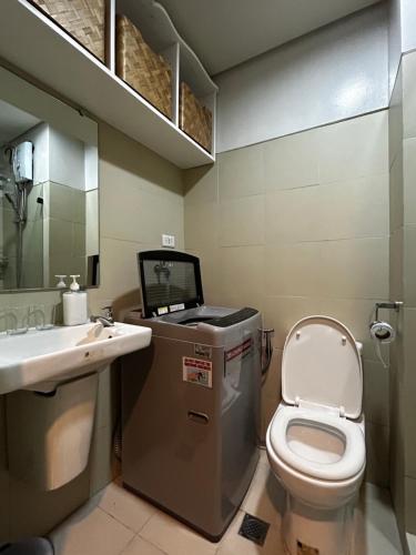 ein Bad mit einem WC und einem Waschbecken in der Unterkunft Evan Suite @ S Residences in Manila