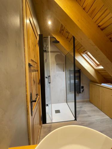 La salle de bains est pourvue d'une douche en verre et d'un lavabo. dans l'établissement Apartment 3 bedrooms with ski locker and parking at Baqueira-Beret, à Arties